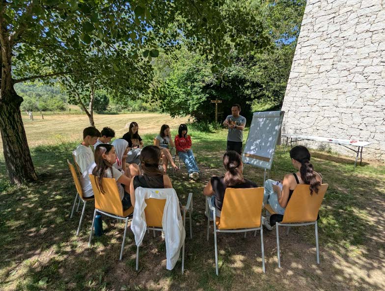 classe de fotosíntesi artificial a l'exterior de MónNatura Pirineus