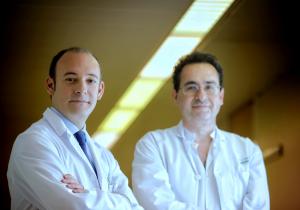  Aleix Prat (esquerra) i Manel Joan, a l'hospital Clínic de Barcelona (Àlex Garcia)