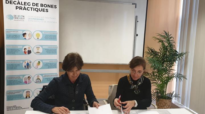 Signing an agreement espaiSocial Manresa