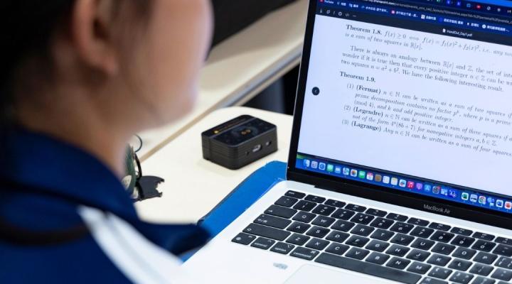 estudiant treballant amb l'ordinador