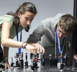 BIYSC - Dos joves participant en un dels projectes científics del programa